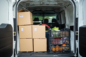 samochód dostawczy, pudła, skrzynki ze świeżymi produktami, wydajna logistyka, zapakowany van, Logistyka dostawy, wnętrze van, produkcja dostawa, pudła kartonowe, skrzynki na owoce, skrzynki na warzywa