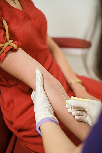 coleta de sangue, Profissional de saúde, desenhando sangue, braço do paciente, luvas, fechar-se, procedimento médico, punção venosa, enfermeira, seringa, cuidados de saúde