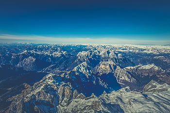 letecký pohled, zasněžené hory, jasné modré nebe, vznešenost přírody, dechberoucí výhled, horské vrcholy, zimní krajina, vysoká nadmořská výška, scénické krásy, přirozený zázrak, alpské scenérie
