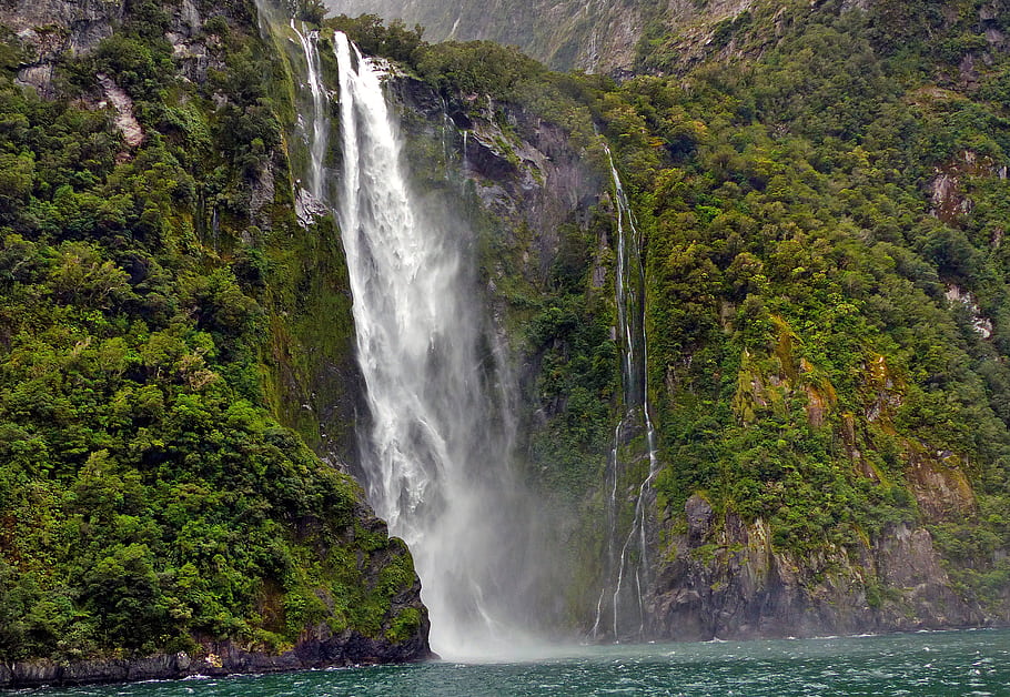 Stirling Falls, zvuk milford, vodopády, plavba lodí, Nový Zéland, Skutečné cesty, nádherný vodopád