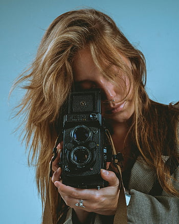 žena, vinobraní fotoaparát, umělecký portrét, modré pozadí, držení fotoaparátu, fotografování, retro fotoaparát, fotografka, umělecká fotografie, vinobraní fotografie, portrétní fotografie