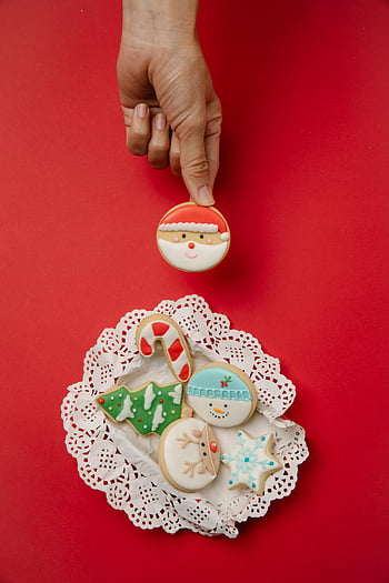 julkakor, rött bord, hemlagade kakor, Färgglada kakor, Jultomten, Candy Cane Cookie, snögubbe, julgran kaka, Festliga kakor, handdetal, röd bakgrund