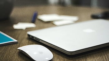 topo magico di mele, superficie in legno marrone, Laptop chiuso, mouse senza fili, scrivania di legno, spazio di lavoro minimalista, area di lavoro pulita, scrivania da ufficio, Accessori tecnologici, topo bianco, Configurazione della scrivania per laptop