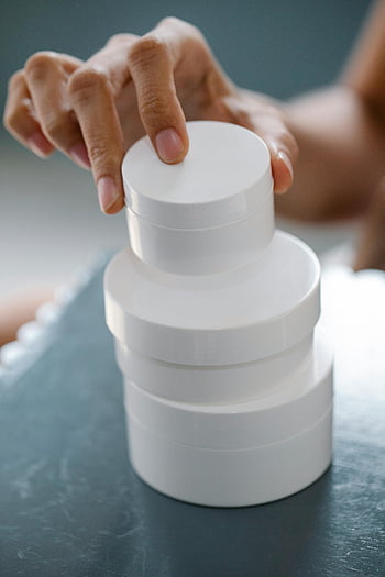 bőrápoló krémes üvegek, Szépség és wellness, modern bőrápolás, kozmetikai krémek, kézi rakás edények, szépségápolási termékek, wellness témák, bőrápoló rutin, szépség lényege, bőrápolási termékek, Szépség és bőrápolás