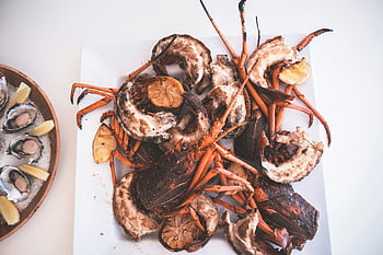 aragoste alla griglia, frutti di mare piccanti, ristorante da pranzo, granchio alla griglia, Ostriche fresche, Piatto di frutti di mare, pranzo cena, grigliato delizioso, tavolo del ristorante, deliziosi frutti di mare, cena perfetta