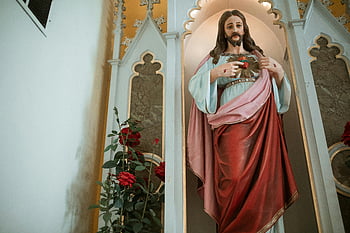 socha Ježíše Krista, nízký úhel záběru, posvátné srdce Ježíše, červené růže, Nastavení kostela, náboženská socha, vnitřní kostel, duchovní snímky, křesťanské umění, náboženské ikonografie, posvátné srdce