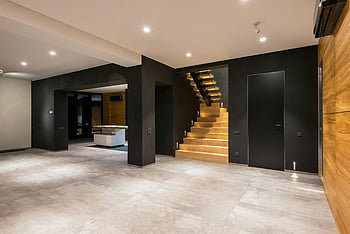moderní interiér, dřevěné schodiště, Černé stěny, Prostorný hala, minimalistický design, dostatek prostoru, interiér domu, dveře, schody, současný domov, Otevřené rozložení