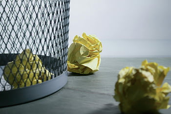 žlutý papír, zmačkaný papír, Síťová koše, odmítnuté nápady, recyklace, detailní fotografie, odpadkový koš, symbolizující odmítnutí, žlutý zmačkaný papír, Mesh bin, Koncept recyklace