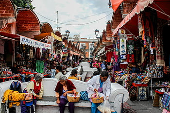 Puebla Street Market, Místní prodejci, ručně vyráběné zboží, živý trh, betonová lavička, pouliční scény, mexickém trhu, tradiční řemesla, venkovní trh, Puebla Mexico, pouliční prodavači