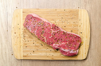 평평한 사진 촬영, 고기 조각, 도마, 지상 후추, 생고기 스테이크, 노련한 향신료, 나무 도마, 요리 애호가, 평면도, 음식 사진, 고기 준비