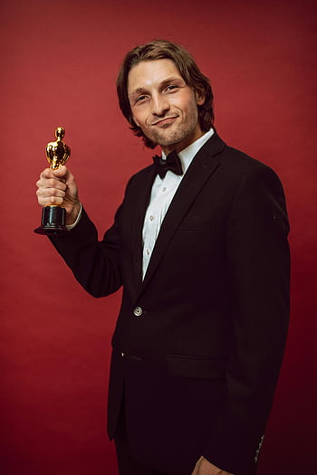 herec, přijímání, cena, formální oblečení, trofej, červené pozadí, úspěch, uznání, oscar, socha, oslava