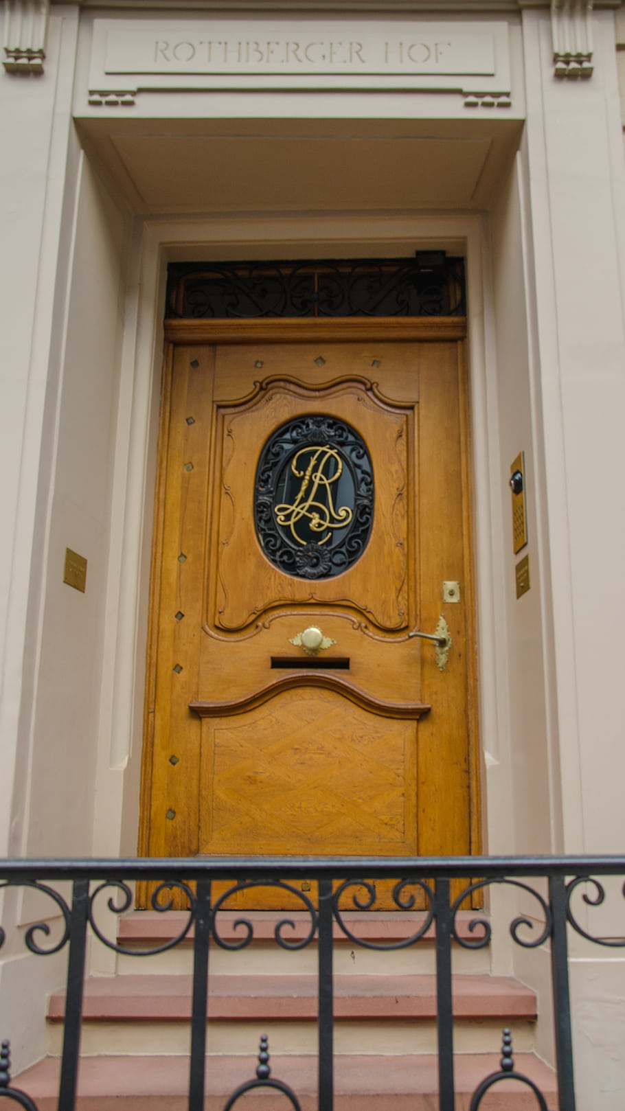 Basel, švýcarsko, Rothberger Hof, dveře, dřevo, pozlacení, kování, tepané železo, la roche, banka, hlavní kancelář