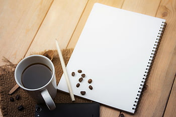Bílá skici, šálek kávy, spirála notebook, dřevěný stůl, tvůrčí práce, Koncept kanceláře, tužka, chytrý telefon, Kávová zrna, pracovního prostoru, nastavení stolu