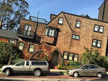 stříbrný sedan, stříbrný kombi, hnědý malovaný dům, cihlová architektura, zaparkovaných vozidel, slunečný den, San Francisco, během dne, výrazná cihla, vícepodlažní dům, obytné oblasti