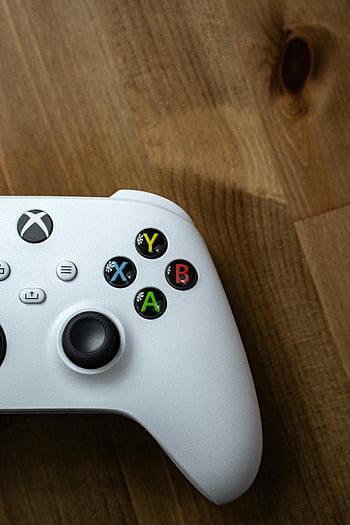 herního řadiče, detailní záběr, Bílý herní ovladač, barevná tlačítka, dřevěný povrch, xbox řadič, herní příslušenství, řadič videoher, herní zařízení, tlačítka řadiče, herní hardware