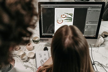 billedredigering, Adobe Photoshop, samarbejde, Studioindstilling, computer, to personer, kreativ proces, digital kunst, arbejdsområde, designværktøjer, fotograferingssoftware