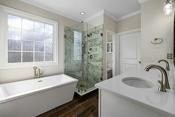 moderne bad, glassdusj, badekar, elegante inventar, lyst bad, elegant bad, hvit vask, marmor fliser, Baderomsdesign, bad renovering