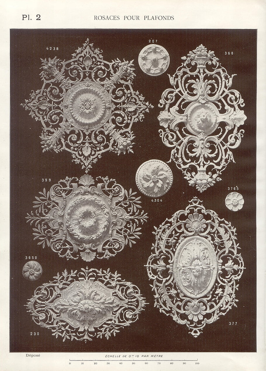zdobené vzory, stropní rozety, dekorativní prvky, architektonické detaily, vintage vzory, květinové motivy, složité řezby, klasická výzdoba, stropní dekorace, starožitné vzory, ornamentální umění