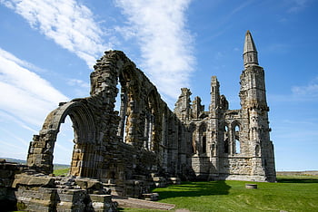 whitby opatství, ruiny, středověké architektury, šedý beton, modrá obloha, historické místo, během dne, zářivé modré, bílé mraky, průzkum, Anglie
