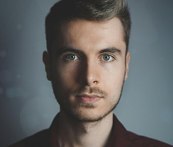muž, Hnědá polo košile, detailní portrét, mladý muž, vousy, vážný výraz, mužský, krátké vlasy, modré oči, studiové osvětlení, profesionální fotografie