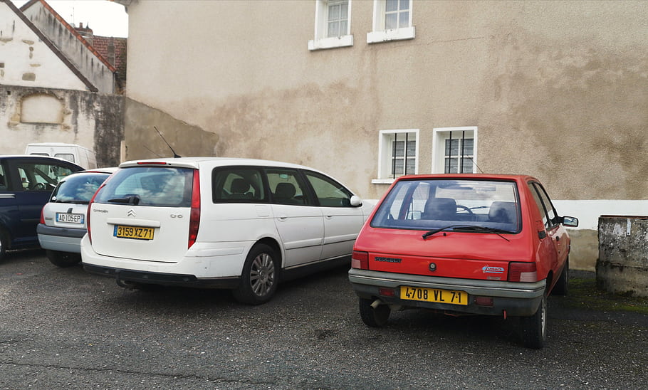 Citroen C5, Peugeot 205, vozy, zaparkováno, bílé auto, červené auto, poznávací značka, budova, Okna, štěrk, peugeot