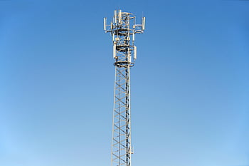 Vysílací věž, buněčná věž, vysoká věž, jasné modré nebe, moderní komunikace, komunikační technologie, anténa, telekomunikací, infrastruktura, technologie, nebe