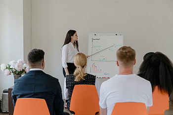 affärskvinna, diskuterar, möte, presentation, kontorsinställning, olika lag, professionell, whiteboard, konferensrum, affärsmöte, teamsamarbete