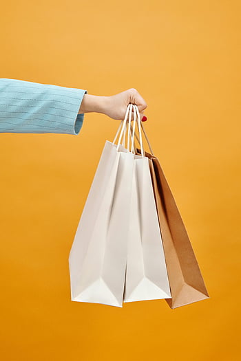 Tenendo a mano borse per la spesa, sfondo giallo, concetti al dettaglio, avvicinamento, buste della spesa, giallo acceso, Al dettaglio, shopping, mano, borse, giallo