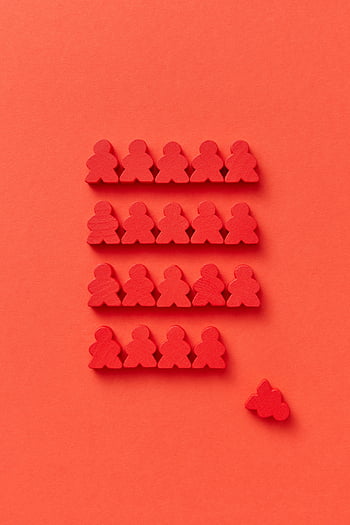 червени пешки за игра, минималистично подравняване, червен фон, простота, поръчка, редове, пешки в редове, игрални фигури, геометричен модел, монохромен, абстрактно изкуство