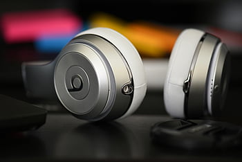 白いビート、 ドクター、 ワイヤレスヘッドホン、 オーバーイヤーヘッドホン、 音楽愛好家、 オーディオファン、 洗練されたデザイン、 詳細なショット、 高品質のオーディオ、 ポータブルヘッドフォン、 技術ガジェット
