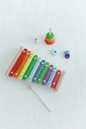 jouet xylophone, xylophone en bois, xylophone vibrant, jouet d'empilement, vue de dessus, fond blanc, xylophone coloré, jouet pour enfants, jouet musical, jouet éducatif, xylophone arc-en-ciel