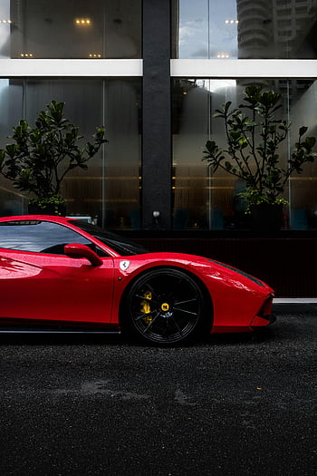 roter Ferrari, Seitenprofil, Schlanker Sportwagen, Stadtstraße, Asphaltstraße, roter Sportwagen, geparktes Auto, städtischen Umfeld, modernes Gebäude, Stadtbild, Straßenszene