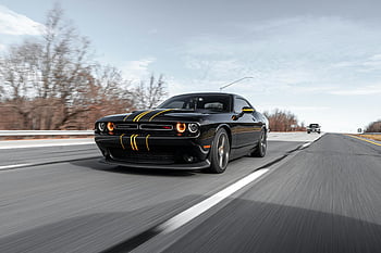 černá dodge challenger, kupé, Vysoce výkonné auto, Rychlá jízda, Dálnice, Dynamické rozmazání pohybu, černé auto, žluté pruhy, silnice, Rychlost, automobilového průmyslu