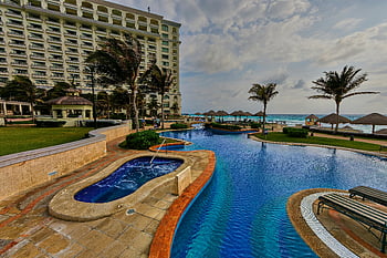 bazén v zemi, luxusní resort, výhled na oceán, Cancun Mexico, tropický resort, budova, během dne, palmy, plavecký bazén, Obrácení letoviska, slunečníky