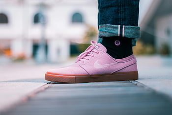 ροζ πάνινα παπούτσια Nike, αθλητικά παπούτσια χαμηλής απόδοσης, τζιν με τυλιγμένα, αστική μόδα, οδός της πόλης, φωτογραφία κοντά σας, επιλεκτική εστίαση, στυλ δρόμου, ροζ παπούτσια, αστικό περιβάλλον, Casual στυλ