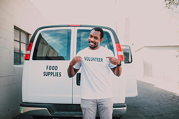 voluntar, consumabile alimentare, camion de livrare, zâmbind omul, camion alb, livrare de mancare, munca de caritate, în folosul comunității, munca voluntara, ajutor alimentar, Organizare non-profit