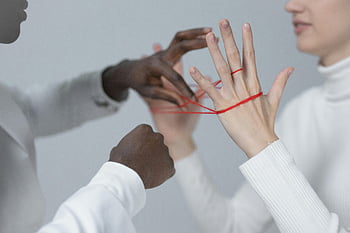 고양이의 요람, 인종 간 그룹, 팀워크, 클로즈업 손, 빨간 끈, 현악기 연주, 그룹 활동, 문화적 상호 작용, 손가락 게임, 문자열 게임, 다양한 사람들