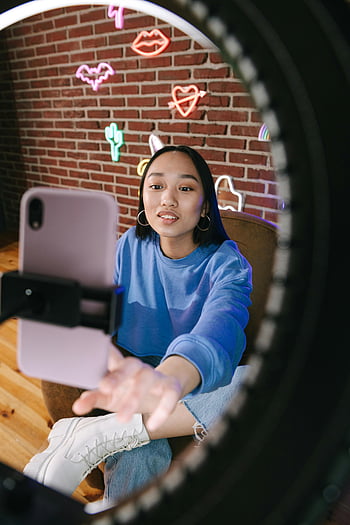 ženy nahrávání, chytrý telefon, Mladá asijská žena, streamování obsahu, studio, neonová světla, tvůrce obsahu, vlogging, sociální média, ovlivňovač, kruhové světlo