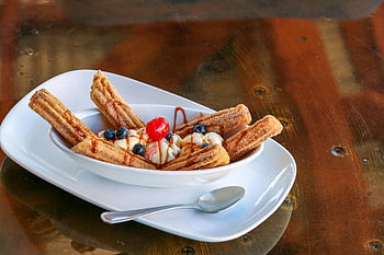 Churros, çanak, dondurma, yaban mersini, Kiraz, tatlı, tatlı muamele, abur cubur, plaka, kaşık, tahta masa
