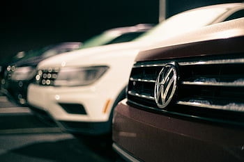 luxusní auta, Přední mřížka, zaparkované venku, noc, lesklá vozidla, trhu, řada aut, Venkovní parkování, noční fotografie, autodům, vozy volkswagen