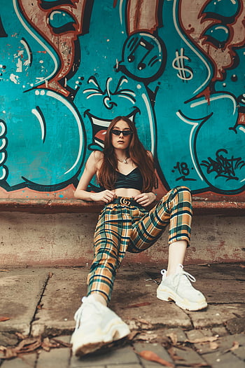 wanita, dinding grafiti, celana kotak-kotak, trendi, Pose percaya diri, Graffiti yang bersemangat, cara tradisional, kacamata hitam, sepatu kets putih, mode jalanan, mode hipster