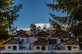 case di legno marrone, villaggio alpino in miniatura, case di legno, torre della chiesa, abeti, chiaro cielo blu, villaggio affascinante, scenario alpino, case in miniatura, display esterno, paesaggio invernale