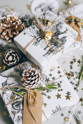 vánoční dárky, Elegantní balení, přírodní prvky, Star Confetti, sváteční období, vysoký úhel záběru, prezentace dárku, Dovolená dekor, rustikální kouzlo, Balení dárků, zimní téma