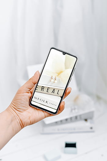 Hand Holding Smartphone, λευκό smartphone, εξώφυλλο ηλεκτρονικού βιβλίου, μινιμαλιστικό σχεδιασμό, λευκό φόντο, κομψή οθόνη, ψηφιακή ανάγνωση, οθόνη smartphone, μοντέρνα τεχνολογία, εφαρμογή ηλεκτρονικής ανάγνωσης, καθαρή αισθητική