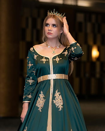 Wanita berbaju hijau, gaun hijau kerajaan, mahkota berhias, berpose dengan anggun, dalam ruangan, wanita muda, pakaian elegan, mode kerajaan, gaya vintage, pakaian resmi, potret dalam ruangan