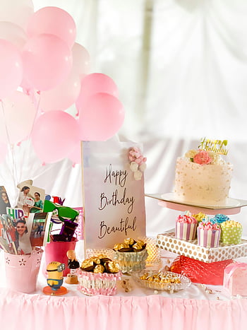 Geburtstagsparty, Dessert Tisch, rosafarbene Ballone, Kuchen, Leckereien, charmantes Setup, Alles Gute zum Geburtstag, wunderschönen, Partydekor, Cupcake, Schokoriegel