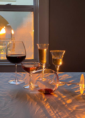 vinglas, alkoholhaltiga drycker, dukning, varmt solljus, kvällsljus, elegant inställning, rumsinredning, solig dag, glas, dryckespresentation, inomhusscen