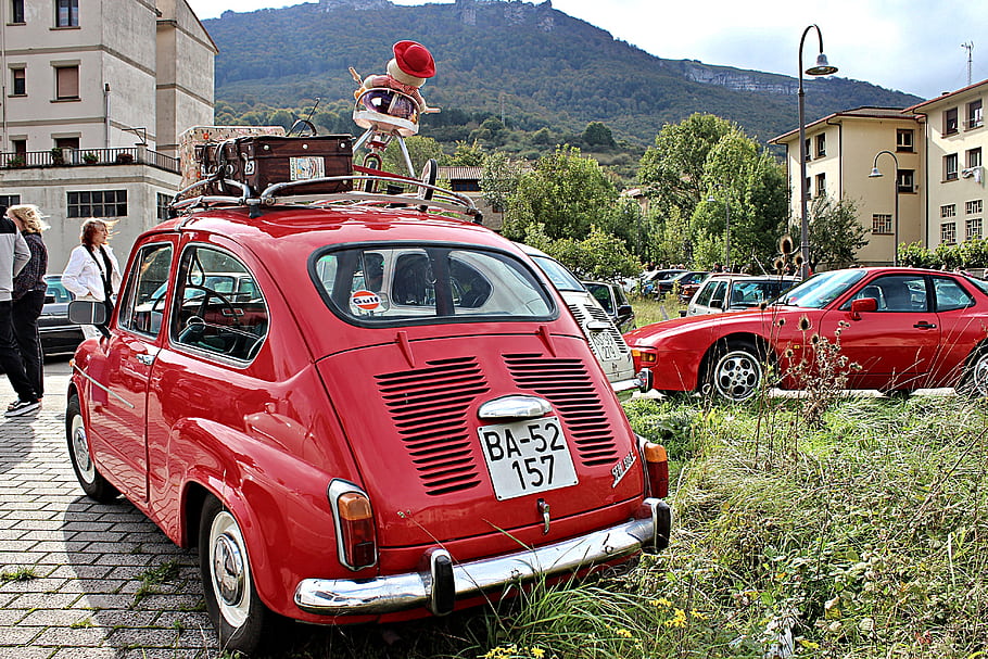 sedadlo 600, červené auto, Historické auto, Police na zavazadla, pozadí hory, zaparkovaná auta, klasické auto, poznávací značka, venkovní scénu, lidí, kteří jdou, travnatá plocha