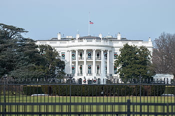 Bílý dům, Washington DC, Kultovní architektura, venkovní budova, bílá budova, ploty, zobrazení na šířku, Prezidentská rezidence, americká vlajka, prázdninové věnce, zelený trávník
