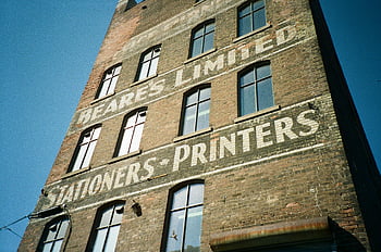 Bâtiment des Papeteries et des Imprimeries, ancien bâtiment en brique, publicités peintes vintage, tir faible angle, Beare's Limited, papeteries imprimeurs, architecture historique, Exploration Urbaine, bâtiment industriel, signalisation rétro, photographie de paysage urbain